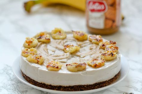 What an absolute treat this creamy vegan banana speculoos cheesecake is. The nutty speculoos cookie base goes perfectly with the sweet and delicate banana filling, and the caramelised bananas on top are the icing on the cake! Creamy vegan banana speculoos cheesecake Recipe by Mimie (www.mimiesdelicacies.com) Ingredients For the base: 65g dates (Medjool dates are best) 70g walnuts 70g oats 70g Speculoos butter spread […] Banana Biscoff, Biscoff Desserts, Banana Filling, Semifreddo Recipe, Biscoff Recipes, Vegan Spread, Cheesecake Vegan, Pudding Cheesecake, Banana Pudding Cake