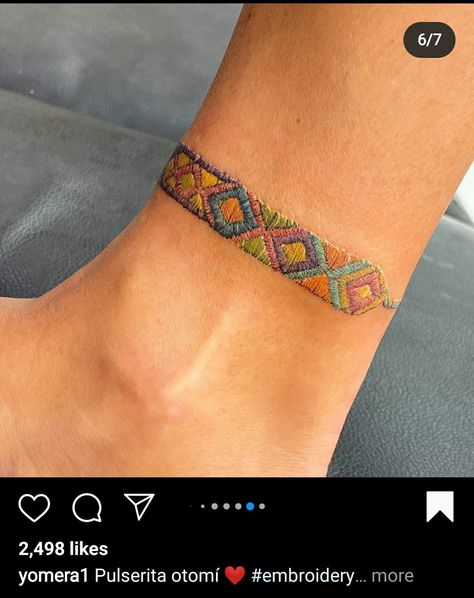 Friendship Bracelet Tattoo Design, Rainbow Bracelet Tattoo, Friendship Bracelet Tattoo, Tattoo Brazo Mujer, Bracelet Tatoo, Tattoos Pulseras, Ankle Band Tattoo, Embroidery Tattoo, Forearm Band Tattoos