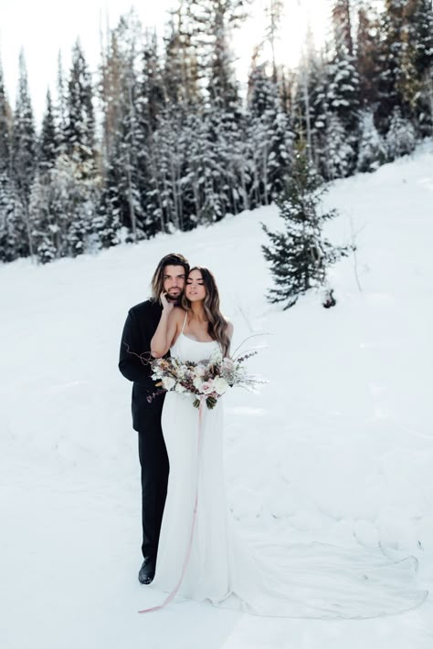 Snow Wedding Photos, Winter Engagement Photos Outfits, Latter Day Bride, Wedding Snow, Winter Mountain Wedding, Outdoor Winter Wedding, Mountain Wedding Photos, Snowy Wedding, Wedding Photos Inspiration