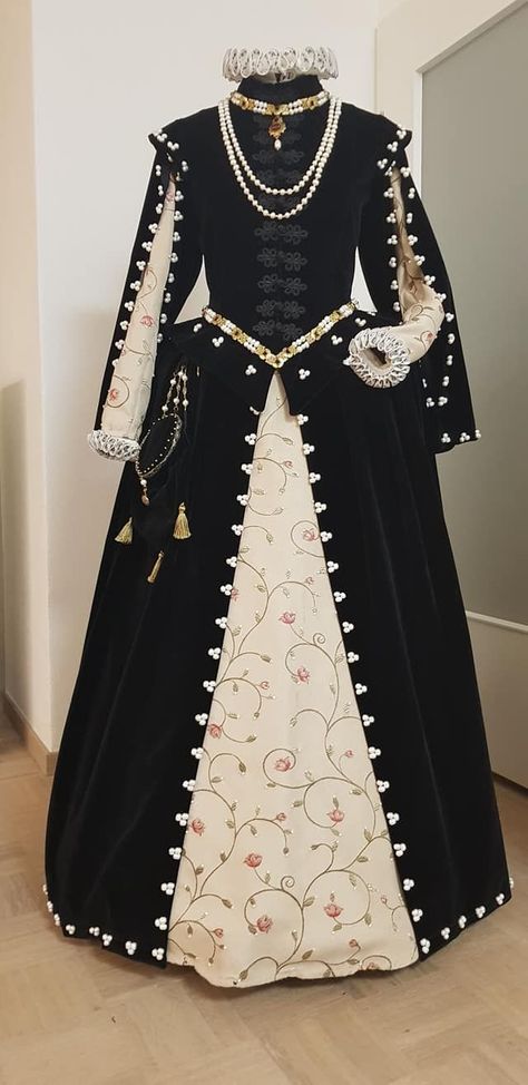 Elizabethan Gown, Elizabethan Dress, 19th Century Dresses, Tudor Gown, Elizabethan Fashion, Tudor Dress, Tudor Fashion, Royalty Dress, Tudor Costumes