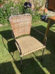 Rope Chair Seat, Rope Chair Diy, Upholstered Chairs Diy, Patio Chairs Diy, Bar Stool Makeover, Upcycle Chair, Macrame Chairs, Rope Chair, Wrought Iron Chairs