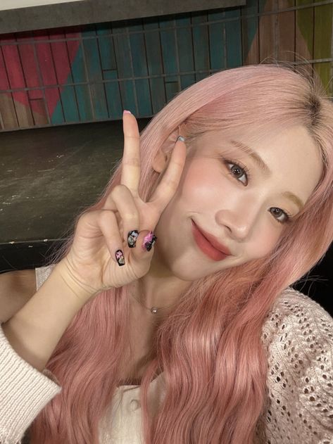 Kim Lip Icons Pink Hair, Kimberly Lippington, Loona Pfp, Loona Kim Lip, Kim Lip, Hair Icon, Lip Hair, Odd Eyes, Pink Moon