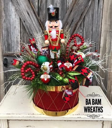 Floral Christmas Decor, Nutcracker Centerpiece, Christmas Decor Nutcracker, Christmas Centerpiece Ideas, Nutcracker Christmas Tree, Elf Christmas Decorations, Nutcracker Decor, Nutcracker Christmas Decorations, Christmas Centers