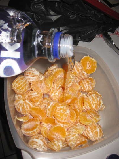 Vodka Soaked Clementines - oh, the clementines are so very good this year, and after soaking them in a good brand of vodka (pinnacle orange whipped) for a few days, they are even better.  Be sure to strain the vodka back into the bottle and use for an amazing cocktail, too. Alcohol Infused Fruit, Alcohol Soaked Fruit, Alcohol Fruit, Vodka Infused, Creative Drinks, Alcohol Beverages, Vodka Brands, Boozy Desserts, Infused Vodka