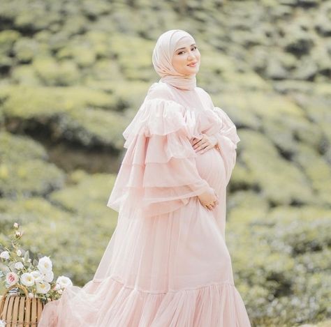 Muslimah Maternity Shoot, Hijab Maternity Shoot, Hijabi Maternity Photoshoot, Modest Pregnancy Photoshoot, Maternity Shoot Hijab Studio, Muslim Maternity Photoshoot, Hijab Sisters, Maternity Shoot Dresses, Dress Muslim Modern