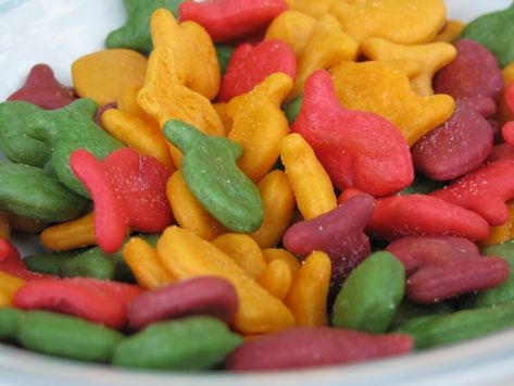 Ciera - A quick snack of multicolored goldfish. (One Fish, Two Fish, Red Fish, Blue Fish) Rainbow Goldfish, Sfw Agere, Fish Crackers, Goldfish Crackers, Rainbow Theme Party, Tie Dye Party, Rainbow Baby Shower, Dr Suess, Birthday Party Food