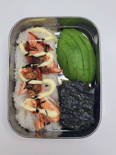 Bento box with Salomon and seaweed Salmon Bento, Wakame Salad, Aesthetic Lunch, Avocado Rice, Salmon Rice, Bento Lunches, Salmon Avocado, Salmon And Rice, Sushi Recipes