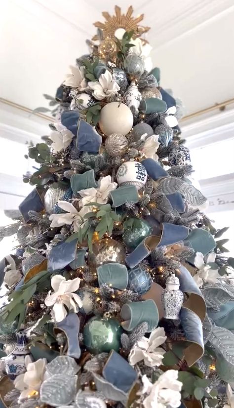 Teal Christmas Tree, Turquoise Christmas Tree, Christmas Tree Colour Scheme, Blue Christmas Tree Decorations, Glam Christmas Tree, Teal Christmas, Decorate Christmas, Blue Christmas Decor, Christmas Tree Decorating Themes