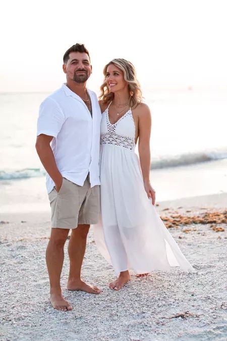 Beach Vacation Outfits Couple, Couple Honeymoon Outfits, Couple Beach Outfits Summer, Formalite Dress Couple, Beach White Party Outfit, Couple White Outfit, White Couple Outfits, Beach Outfit Couple, Couple Beach Outfits