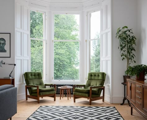 Architect duo turn Edinburgh apartment into modern living space Bay Window Living Room, Bay Window Ideas, Window Living Room, Bay Window Seat, Grey Sectional Sofa, Bow Window, Casa Vintage, Bay Windows, Design Del Prodotto