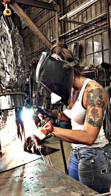 Diy Welder, Diy Kitchen Cupboards, Women Welder, Outdoor Wood Furniture, Metal Bending Tools, Welding And Fabrication, Woodworking Box, Metal Artwork Wall, Welding Art Projects