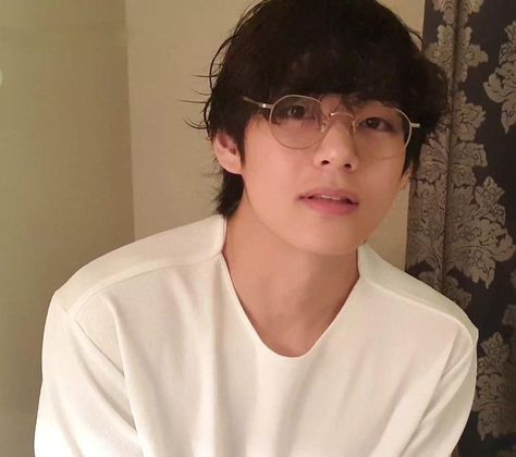 Taehyung Messy Hair, Messy Brown Hair, Hair With Glasses, Man With Glasses, Girls Natural Hairstyles, Messy Hair, Aesthetic Women, Bts Aesthetic Pictures, Kim Taehyung Wallpaper