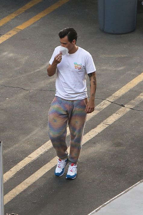 Harry Styles Debuts a New Retro Haircut and Tie-Dyed Sweats Harry Styles Outfit, Cute Sweatpants, Harry 1d, Harry Styles Cute, Haikou, Slicked Back Hair, Harry Styles Wallpaper, Harry Styles Pictures, Harry Styles Photos