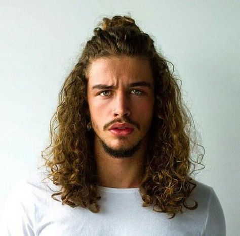 half+up+pony+for+men+with+curly+hair Man With Long Hair, Popular Mens Haircuts, Trendy Mens Hairstyles, Men's Long Hairstyles, Long Curls, Corte De Cabelo Masculino, Man Bun, Curly Hair Men, Boys Haircuts