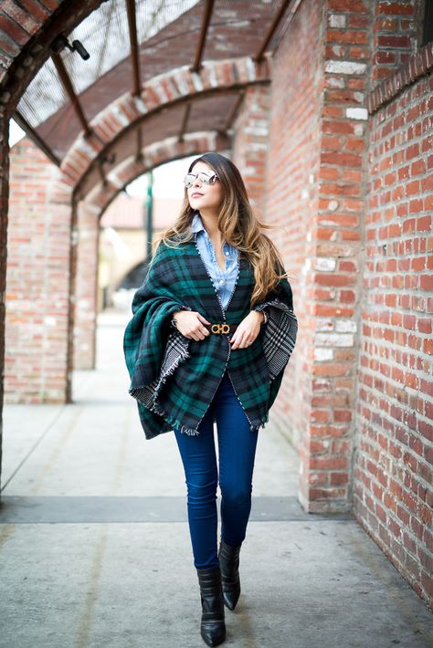 Blanket Scarf Green Poncho Outfit, Shawl Outfits, Plaid Scarf Outfit, Belt Ideas, Green Poncho, Green Plaid Scarf, Plaid Trend, How To Wear A Blanket Scarf, Shawl Outfit