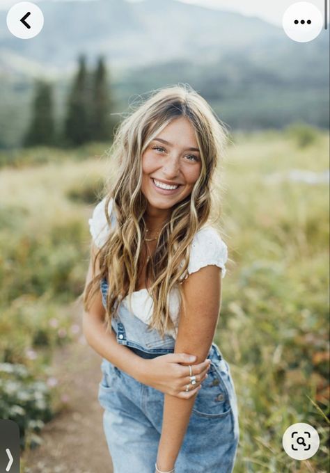 Professional Picture Poses Women, Golden Hour Portrait Photo Ideas, Wheat Field Photoshoot Senior Pics, Senior Photos Hay Bales, Summer Mountain Photoshoot, Senior Portraits Field, Up Close Senior Pictures, Mountain Graduation Pictures, Garden Of The Gods Senior Pictures