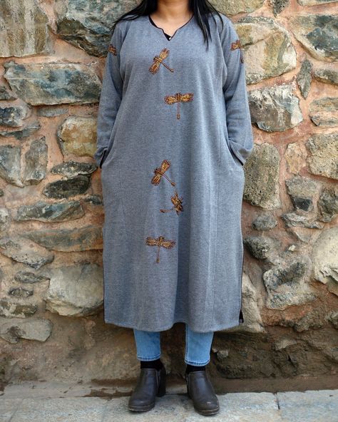 Modern age kashmiri pheran for women Pheran Kashmiri Dress Design, Kashmiri Pheran Designs, Pheran Kashmiri Dress, Kashmiri Dress, Kashmiri Pheran, Anne Marie Album, Woolen Suit, Silk Kurti Designs, Pakistan Dress