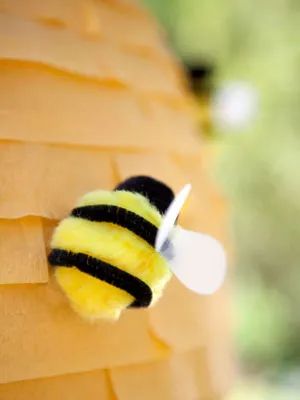 Beehive Pinata, Summer Craft Projects, June Crafts, Fun Summer Crafts, Summer Diy Projects, Diy Summer Crafts, Black Bee, Pipe Cleaner Crafts, Summer Craft