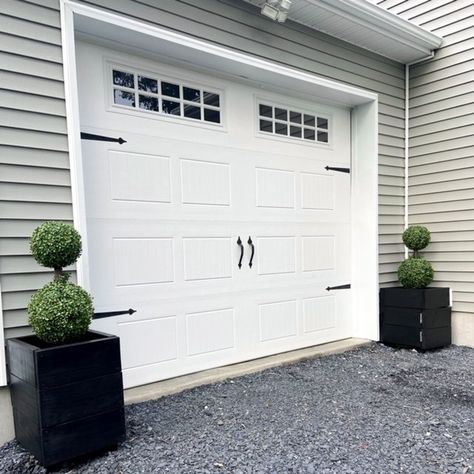 As practical as a hose reel is, frankly it's just not that nice to look at. When I was making these planters for the side of our garage, I realized that because of their size, they would be a perfect place to hide the hose! This is my second planter box tutorial. You will see very similar steps in my first one, but this box was intended to hide our hose so it's a little different. If you're looking for a simple, plain old planter box, click here. If you are looking for one to hide th… Carriage House Garage Doors, Garage Door House, Carriage House Garage, Garage Door Types, Garage Door Styles, Diy Concrete Planters, Garage Door Makeover, Diy Planter Box, Garage Door Repair