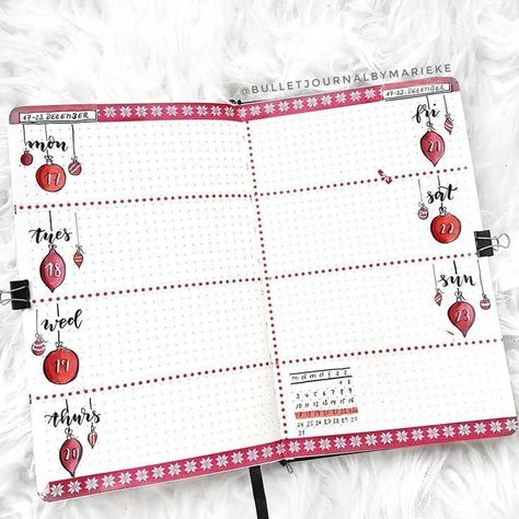 Add the Holiday spirit to your bullet journal this Christmas! Get several ideas for your Christmas Weekly Spread with 20+ designs to choose from. Whether you want a simple, minimalist, creative, vertical or one-page layout you'll surely find the perfect spread that fits your style. Perfect for your December Bullet Journal! #WeeklySpread #December #BulletJournal #Christmas (c)bulletjournalbymarieke Christmas Weekly Spread, Bujo Christmas, December Bujo, Disc Planner, Journal December, Bullet Journal Christmas, Christmas Notebook, Weekly Spread Ideas, December Bullet Journal