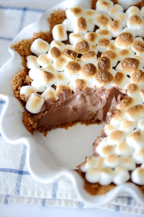 Smores Pie Recipe, Smores Pudding, Pudding Pie Recipes, Berry Pie Recipe, Easy Chocolate Pudding, Easy Smores, Smores Pie, My Dorm Room, Smores Dessert