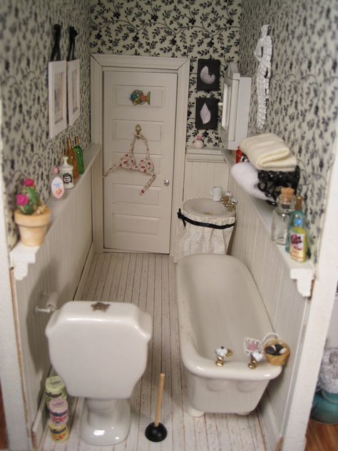 Bathroom by| Nature's Soul Miniatures Wall separation and molding shelves Dollhouse Bathroom Ideas, Bathroom Diorama, Doll House Bathroom, Dollhouse Walls, Baños Shabby Chic, Dollhouse Rooms, Miniature Bathroom, Mini Bathroom, Room Box Miniatures