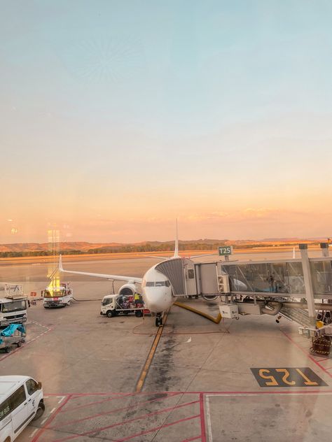 Madrid Spain Airport, Madrid Airport, Airport Sunset, Madrid Spain Travel, Airport Vibes, Travel Airport, Airport Aesthetic, American Airlines, Madrid Spain