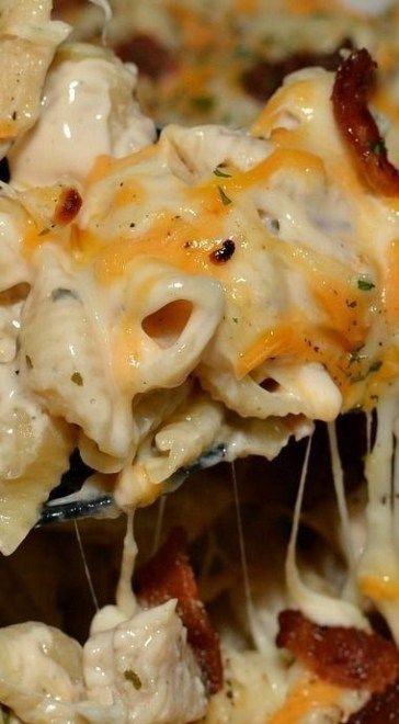 29 Thanksgiving Casseroles You Need for Dinner | Decor Dolphin Bacon Ranch Casserole, Chicken Thights Recipes, Thanksgiving Casserole, Ranch Casserole, Buffalo Chicken Wraps, Chicken Bacon Ranch Casserole, God Mad, Salad Pasta, Crock Pot Recipes