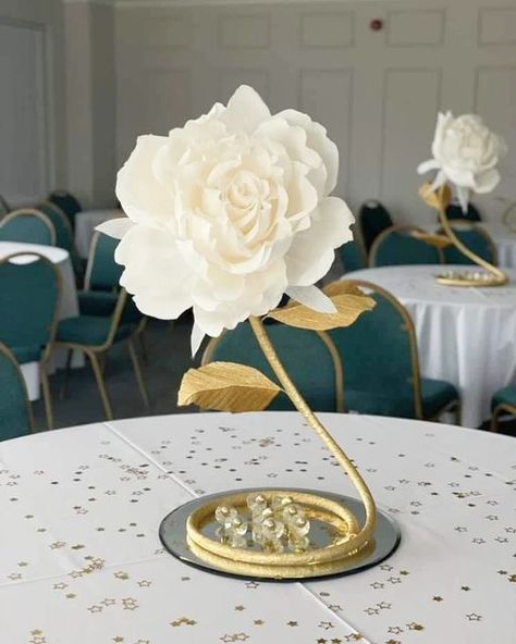 Giant Flowers Wedding, Giant Paper Flowers Wedding, Giant Flowers Diy, Centerpiece Inspiration, 10 Mayo, Paper Flower Centerpieces, Exhibition Ideas, Table Centerpieces For Home, Rose Blossom