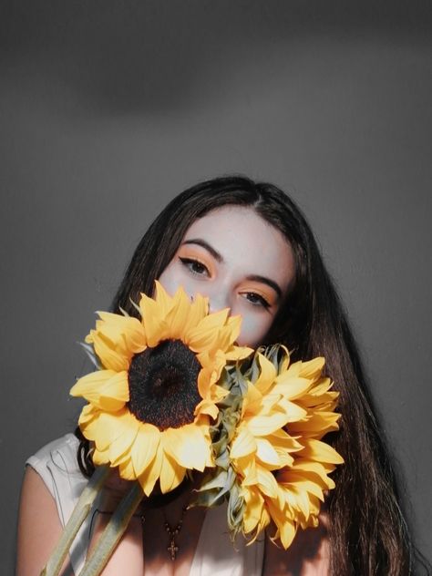 Artistic Selfies Ideas, Sunflower Selfie Ideas, Sunflower Poses Picture Ideas, Sunflower Selfie, Sunflower Shoot, Photos Edit, Sunflower Photography, Sunflower Photo, Stylish Photo