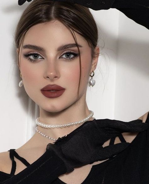 Sanggul Cepol, Bold Lip Makeup, Membentuk Alis, Round Face Makeup, Glam Wedding Makeup, Formal Makeup, Red Lip Makeup, Glam Makeup Look, Fancy Makeup