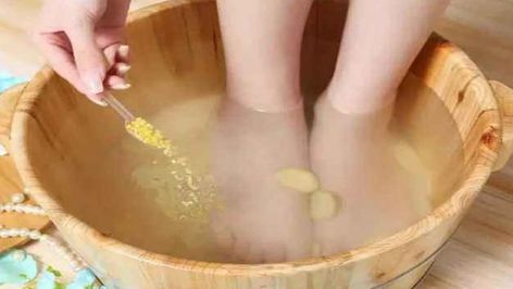 What are the benefits of ginger foot bath? Bath Benefits, Ginger Detox, Ginger Water, Ginger Benefits, Leg Massage, Mind Relaxation, Foot Soak, Foot Bath, Health Remedies