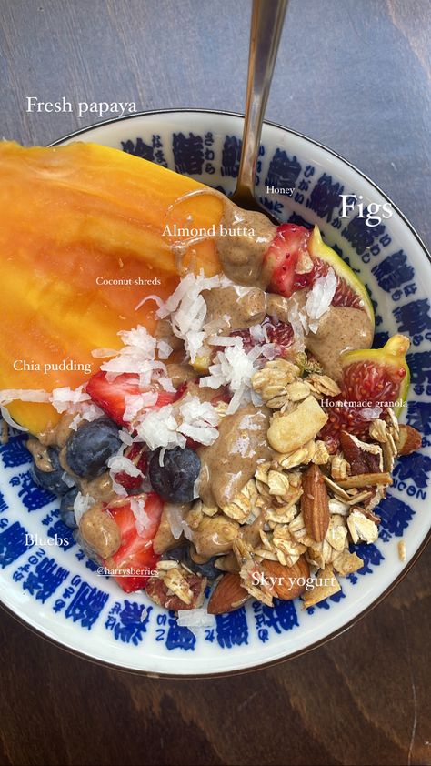 Breakfast fresh seasonal fruit yogurt / smoothie bowl Papaya Breakfast Ideas, Papaya Fruit Bowl, Papaya Yogurt Bowl, Farmers Market Breakfast, Food Flicks, Chia Bowls, Protein Filled Breakfast, Papaya Breakfast, Almond Butter Breakfast