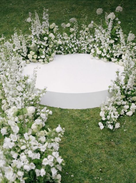 Round Stage Wedding, Round Wedding Ceremony, Round Arch Decoration Wedding, Circle Wedding Ceremony, Ceremony Platform, French Vintage Wedding, Round Stage, Hire Style, Stage Wedding