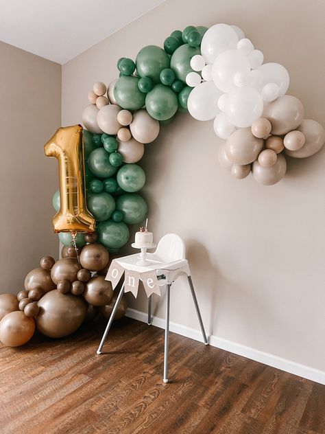 Green And Brown Balloon Arch, One Year Old Birthday Balloons, Green 1st Birthday Party, 1st Birthday Forest Theme, First Birthday Forest Theme, First Year Birthday Decoration Ideas, Simple Birthday Balloon Decorations, 1st Birthday Home Decorations, 1 Year Birthday Party Decoration