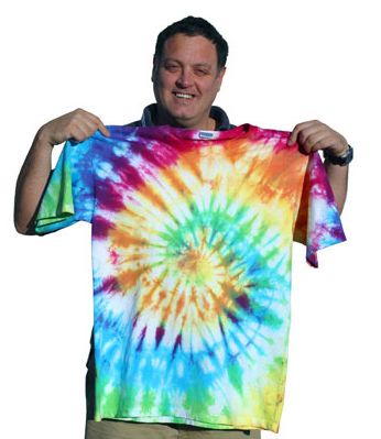 How to Tie-Dye a Shirt with a Classic Spiral Pattern Tie Dye Tips, Tie Dye Instructions, Tie Dye Tutorial, Tie Dye Shirts Patterns, Dyed Tips, Dyeing Tutorials, Tie Dye Kit, Diy Tie, Spiral Tie Dye