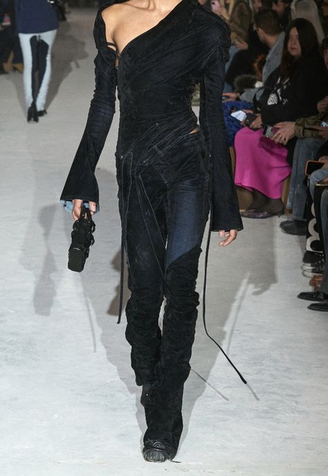 Dark Runway Fashion, Black Futuristic Fashion, Black Subversive Fashion, Dark Futuristic Fashion, Gothic Runway, Runway Aesthetic, Concept Clothing, Futuristic Fashion, Mode Inspo