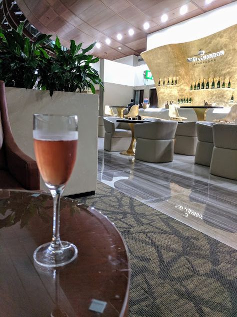 Emirates Business Class Champagne Bar in the lounge in Dubai Emirates Business, Class Aesthetic, Lounge Aesthetic, Business Class Lounge, Airport Food, Business Lounge, Business Class Seats, Efficient Packing, Dubai Business