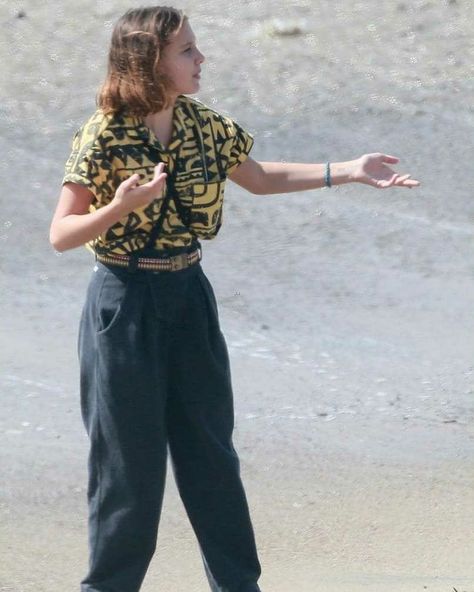 Millie Bobby Brown On Set, Eleven Season 3, Stranger Things Bts, Millie Bobby Brown Eleven, Stranger Things Jonathan, Stranger Things Cosplay, Stranger Things Outfit, Stranger Things Costume, Stranger Things Halloween