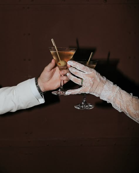 Wedding cocktails. Wedding drinks. Wedding signature drinks. Wedding martini inspo. Wedding day inspo. Chicago wedding inspo. Chicago wedding inspiration. Wedding martinis. Dirty martini inspo Engagement Party Photography, Martini Pictures, Wedding Martini, Velvet Moodboard, Speciality Cocktails, Signature Drinks Wedding, Jazz Night, Cocktails Wedding, 1960s Wedding