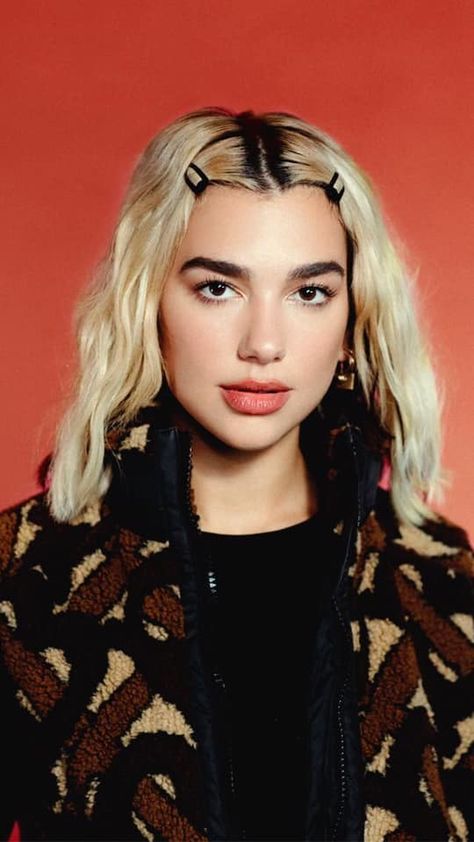 Dua Lipa, Famous Women, Favorite Celebrities, Rappers, Cute Hairstyles, Style Icons, Celebrity Style, A Woman, Actresses