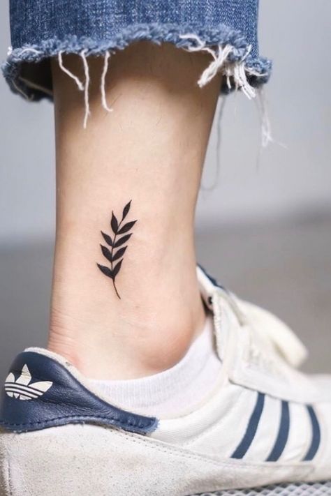 Realistic Flower Tattoo, Thumb Tattoos, Pink Rose Tattoos, Fern Tattoo, Tulip Tattoo, Nerd Tattoo, Feather Tattoo Design, Elbow Tattoos, Incredible Tattoos