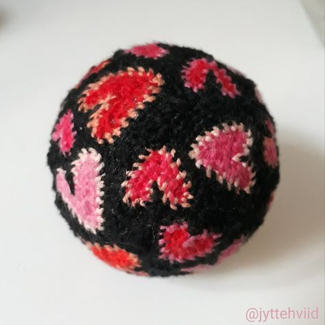 Singlad boll med hjärtan ❤️ Singlade bollar. Singlade Balls, Quaker Ball, Fire Dancing, Temari Balls, Fabric Balls, Illustration Design, Dancing, Stitching, Textiles