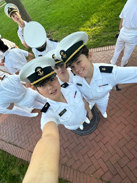 Navy Uniform Aesthetic, Navy Officer Aesthetic, Naval Academy Aesthetic, Us Navy Aesthetic, Navy Uniform Military, Navy Aesthetic Military, Navy Military Women, Female Navy Officer, Female Sailor