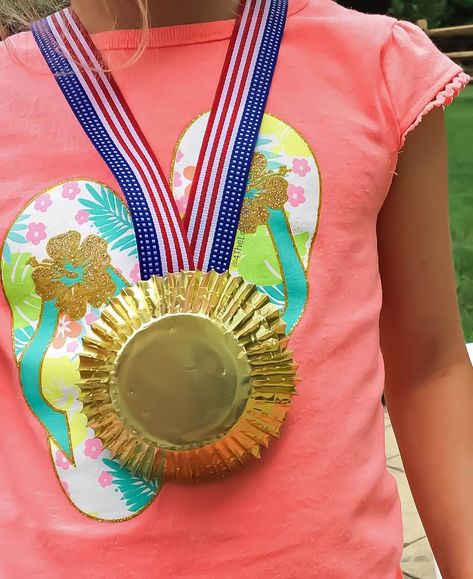 Celebrate the Olympic Summer Games in Rio with these DIY Snack Containers for the kids! Great for party favors themed. Do it yourself craft make Road To Rio Diy Medals For Kids, Diy Snack Containers, Gold Medal Craft, Bridge Kids, Colors Craft, Olympic Crafts, Olympic Gold Medal, Olympic Theme, Love Of Family