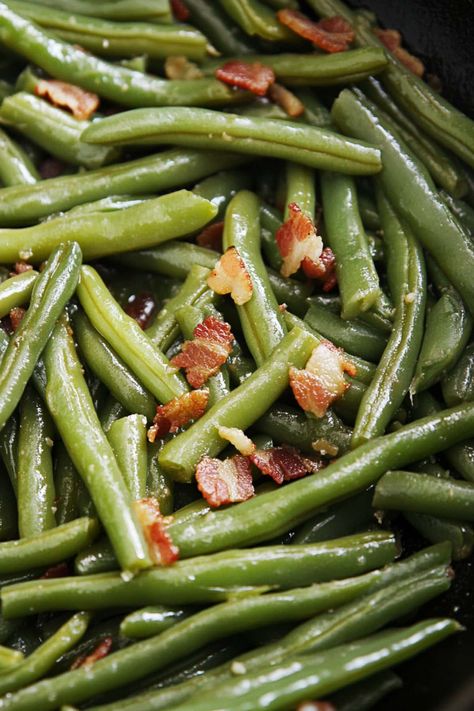 Recreate Texas Roadhouse green beans at home with this easy copycat recipe! With bacon, butter, and brown sugar, it's easy to see why everyone loves them. Best Baked Green Beans, Copycat Texas Roadhouse Green Beans, Mississippi Green Beans, Outback Green Beans, Green Beans With Bacon And Brown Sugar, Brown Sugar Green Beans Bacon, Roasted Fresh Green Beans, Roadhouse Green Beans, String Beans Recipe