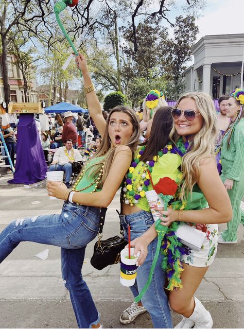 Mardi Gras Pictures Ideas, Mardi Gras Parade Outfit, Nola Formal, Mardi Gras Pictures, Mardi Grad, Parade Outfit, Madi Gras, Party Outfit College, Mardi Gras Outfits