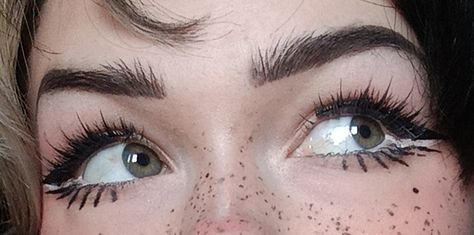 Eye makeup with egirl eyeliner, freckles and blush Egirl Makeup Eyeliner, Egirl Eyeliner, Eyeliner Ideas, Egirl Makeup, Makeup Eyeliner, Makeup Tutorial, Eyeliner, Eye Makeup, Lashes