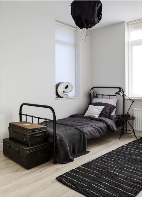 Creating a vintage space doesn't always mean lots and lots of things. If you prefer to keep things minimal, this rooms shows you can still have a stylish vintage space that's pared back. Industrial Bedroom Design, Vintage Kids Room, Minimal Interior Design, Retro Bedrooms, Vintage Industrial Furniture, Dekorasi Kamar Tidur, Single Bedroom, Vintage Bedroom, Bedroom Vintage