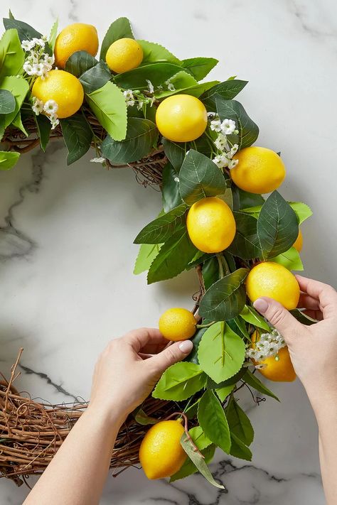 Kitchen Wreath Ideas, Lemon Wreath Diy, Nail Art Flower, Summer Lemonade, Kitchen Wreath, Yellow Wreath, Lemon Wreath, Foliage Wreath, Home Floral Arrangements